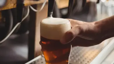 Cerveza: cuánto tarda en salir del cuerpo y cuándo es seguro manejar