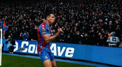 Daniel Muñoz llega a 100 partidos con Crystal Palace y recibe homenaje del club