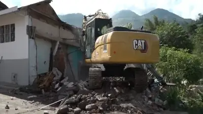 Demuelen 16 viviendas abandonadas en San Vicente de Chucurí