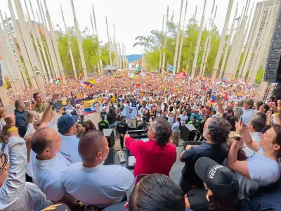 Denuncian desplazamiento de indígenas para llenar plaza en Medellín donde habló Petro