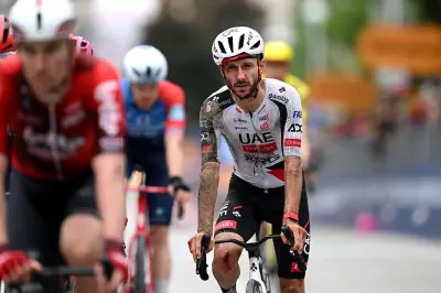 Dura caída en el Giro de Italia deja a Adam Yates fuera y al UAE desarmado