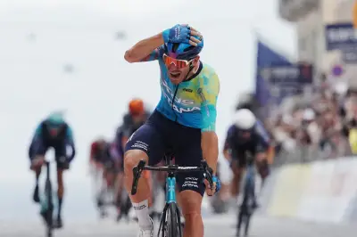 Egan Bernal sobrevive al caos y queda bien posicionado antes del Blockhaus en el Giro