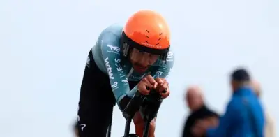 Egan Bernal vuela en la crono del Giro y escala en la general; Ganna gana