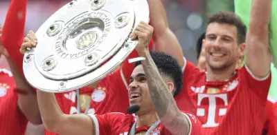 El error de Luis Díaz al levantar el trofeo de la Bundesliga que hizo reír a sus compañeros