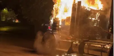 ELN quema bus y camiones en vía Medellín-costa Caribe y deja explosivo