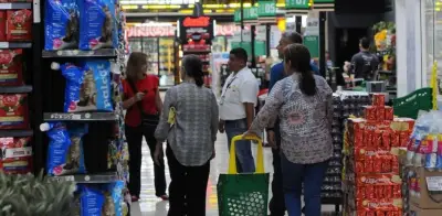 Familias colombianas recortan domicilios y cambian proteínas por inflación