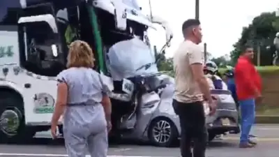 Grave accidente entre bus y carro en vía Cumural-Paratebueno