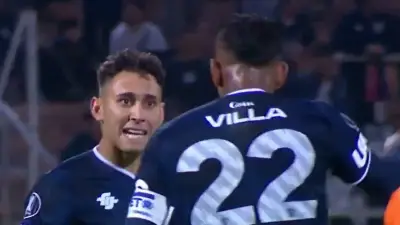 Insólito cruce entre Sebastián Villa y compañero en Copa Libertadores