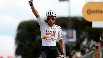 Jhonatan Narváez triunfa con tercera victoria de etapa en el Giro de Italia