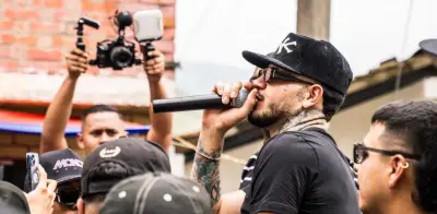 Kapo inspira a jóvenes en Terrón Colorado: 'Nunca dejen de soñar'