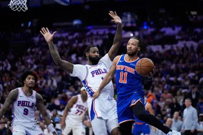 Knicks dominan a 76ers y quedan a un paso de finales del Este