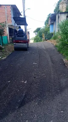 Mujeres pavimentan vía en barrio Luz de Salvación II de Bucaramanga