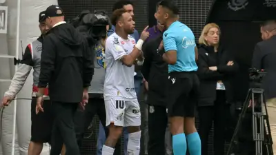 Neymar se enfurece por error arbitral en goleada del Santos ante Coritiba