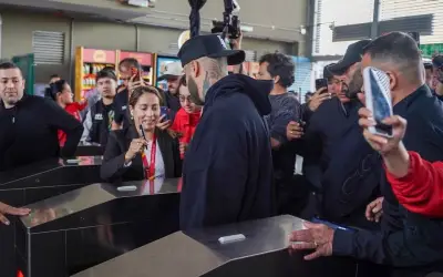 Nicky Jam improvisa en TransMilenio y se vuelve viral en Bogotá