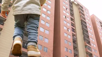 Niño de 5 años muere al caer del piso 15 en Bogotá mientras jugaba con su hermano