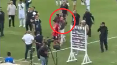 Presidente del Medellín renuncia tras polémico gesto a hinchada