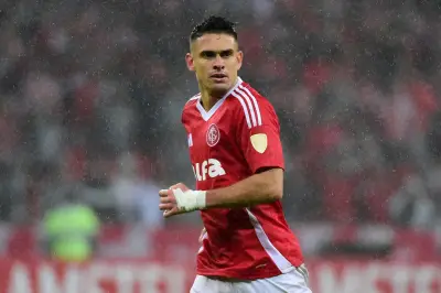 Rafael Santos Borré le da título de Recopa Gaúcha a Inter de Porto Alegre