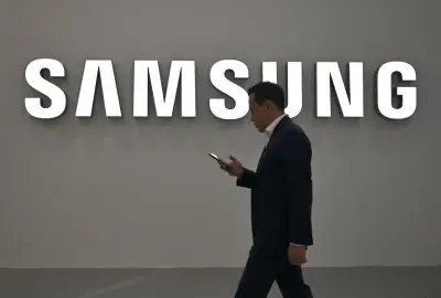 Samsung niega uso no autorizado de imagen de Dua Lipa en cajas de TV