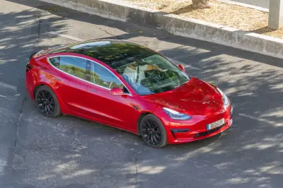 Tesla retira 218.800 autos en EE.UU. por falla en cámara trasera