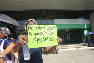 Trabajadores de Coosalud protestan por salarios atrasados de mes y medio