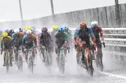 Aficionado casi causa tragedia en el Giro de Italia; autoridades lo identifican
