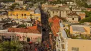 Alcalde Dumek Turbay entrega renovada calle de la Media Luna en Cartagena