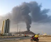 Ataque aéreo impacta terminal petrolera emiratí en Fuyaira, aumentando tensión en Ormuz