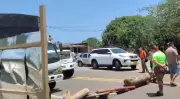 Bloqueo en Vía al Mar por protesta de trabajadores en Loma de Arena