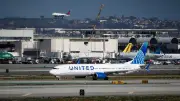 Boeing de United Airlines choca con camión y poste al aterrizar en Newark