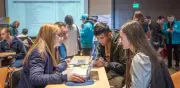 Bogotá inicia mayo con más de 5.000 vacantes y refuerza empleo formal