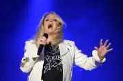 Bonnie Tyler: cantante británica gravemente enferma pero estable en Portugal