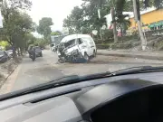 Buseta choca contra poste en el Anillo Vial, Floridablanca