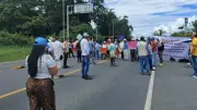 Campesinos bloquean vía Pacífico Tres por aumento del impuesto predial