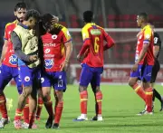 Caos en Pasto: hinchas invaden cancha y agreden a jugadores del Tolima