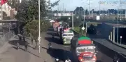 Caravana de 12 buses y ocho chivas llega a Bogotá para la Marcha Nacional Agraria