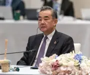 China advierte a Irán contra reanudar la guerra en reunión con canciller