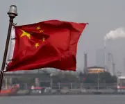 China desafía sanciones de EE.UU. y ordena a empresas ignorarlas