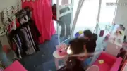 Choque de moto termina dentro de local comercial en Argentina