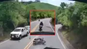 Choque entre moto y tractomula en Antioquia: cámara captó el impacto