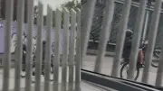 Ciclistas realizan peligrosas acrobacias en carril exclusivo de TransMilenio en Bogotá