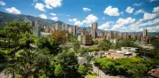 Ciudadano enfrenta a ladrones con una silla en restaurante de Medellín