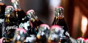 Crocs y Coca-Cola lanzan colección conjunta en Colombia