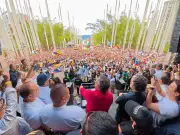 Denuncian desplazamiento de indígenas para llenar plaza en Medellín donde habló Petro
