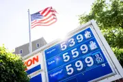 EE.UU. estudia suspender impuesto federal a gasolina por crisis