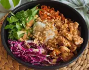Ensalada thai con salmón y aderezo de miel de agave