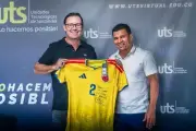 Exfutbolista 'Cocho' Patiño dona camiseta histórica del Bucaramanga a las UTS