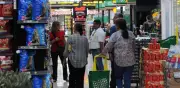 Familias colombianas recortan domicilios y cambian proteínas por inflación