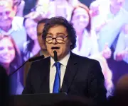 Fitch mejora calificación crediticia de Argentina a B- por reformas de Milei