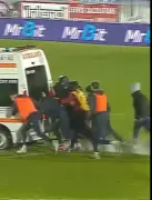 Futbolistas rumanos empujan ambulancia atascada en el barro