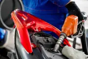 Gobierno sube $400 el precio de la gasolina por guerra en Irán